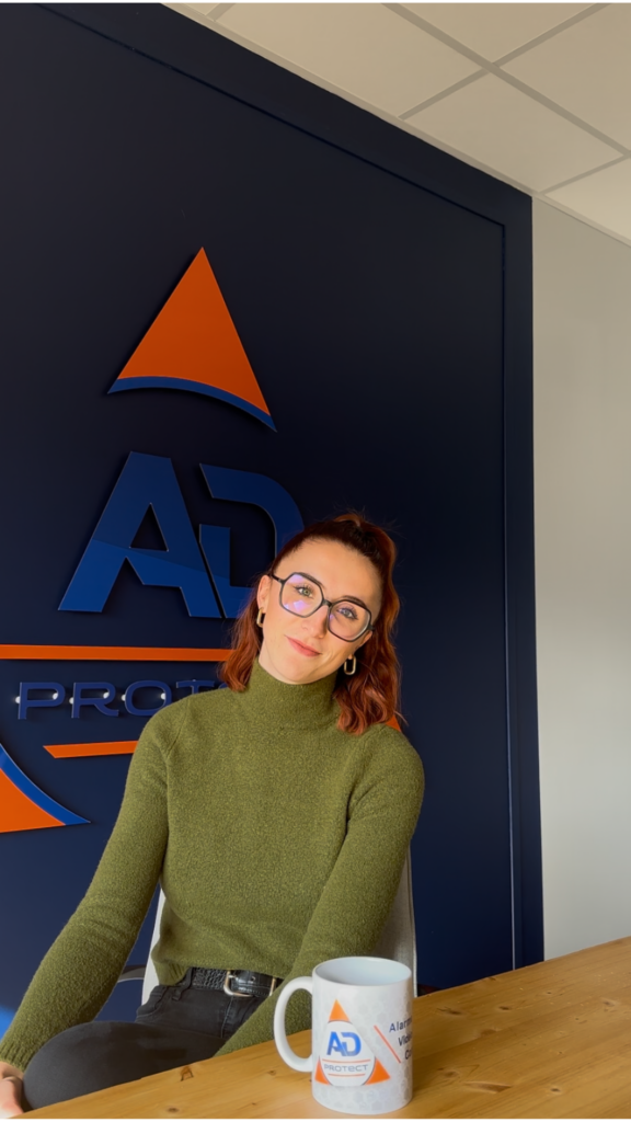 photo de célia robert, alternante chez ad protect avec logo alternance